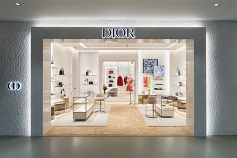 Dior boutique in Warsaw speaks Italian .